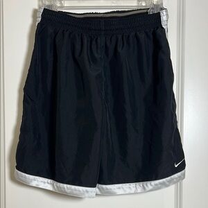 Nike Youth Black and White Athletic Basketball Shorts Boy Large (14-16)